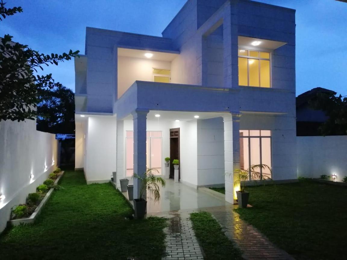 Vidushi Home Minuwangoda Buitenkant foto